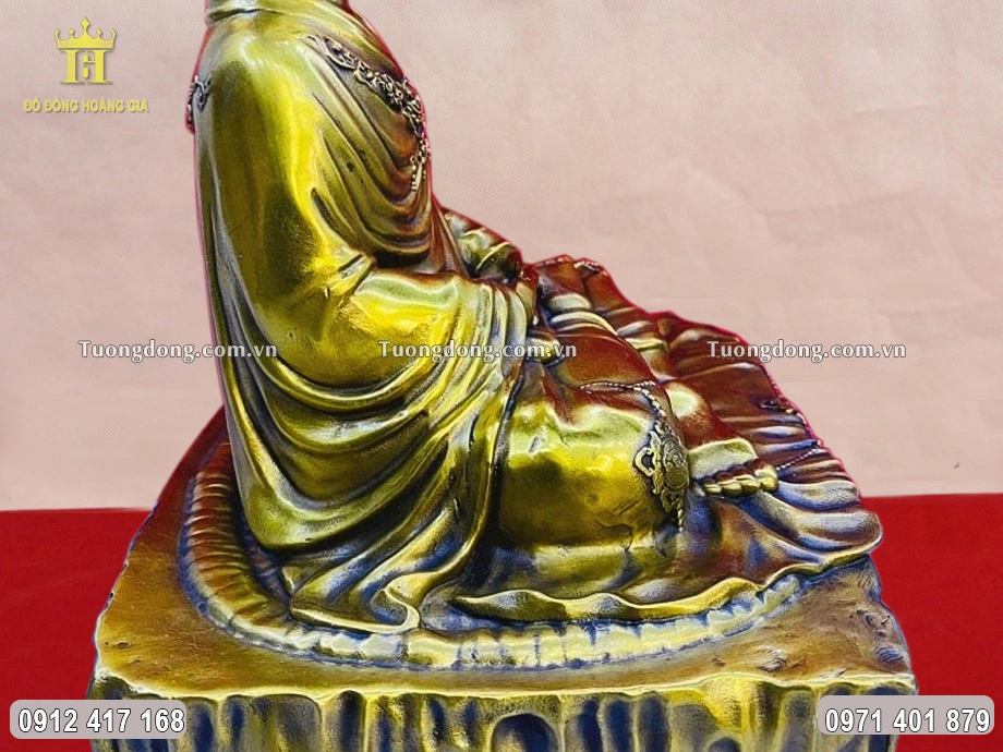 Từng họa tiết hoa văn được chạm khắc sắc nét